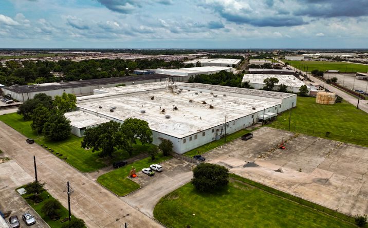 Pictures of Industrial property located at 8440 Tewantin Dr, Houston, TX 77061 for sales - image #1