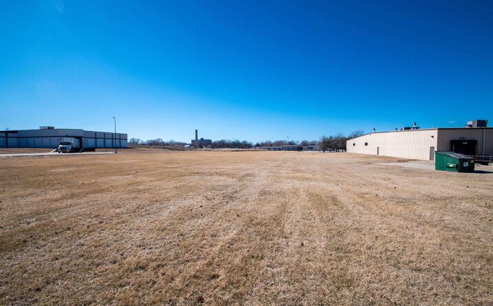 Pictures of Land property located at 1815 Riverway Drive, Pekin, IL 61554 for sales - image #1
