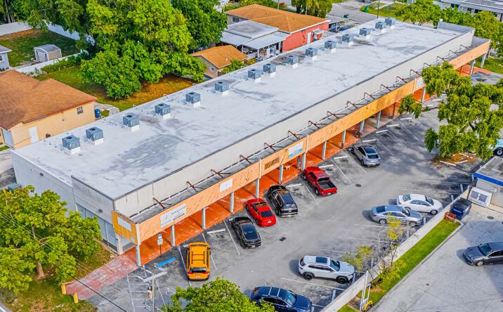 Pictures of Retail property located at 1620 NE 148th St, Miami, FL 33181 for sales - image #1