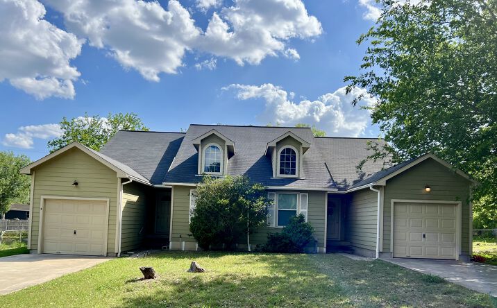 Pictures of Multifamily property located at 105 Sunnyside Dr, Kenedy, TX 78119 for sales - image #1