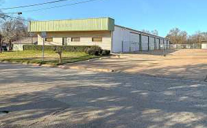 Pictures of Retail property located at 206 Beall St, Kilgore, TX 75662 for sales - image #1