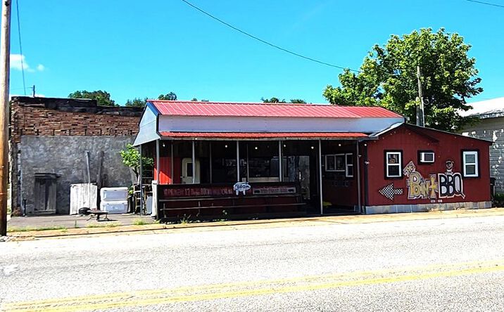 Pictures of Retail property located at 68 Front St, Big Sandy, TN 38221 for sales - image #1