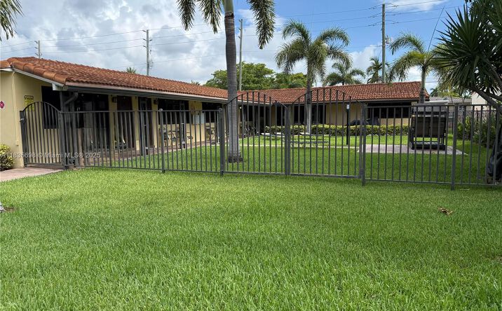 Pictures of Multifamily property located at 811 NE 10th St # 5 #1-5, Hallandale Beach, FL 33009 for sales - image #1