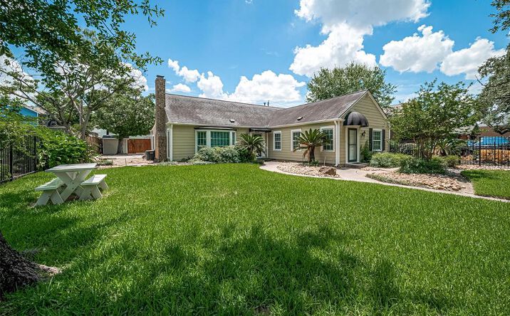 Pictures of Mixed Use, Office, Retail, Special Purpose property located at 826 Heights Blvd, Houston, TX 77007 for sales - image #1