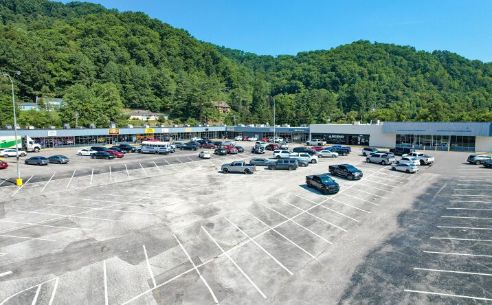 Pictures of Retail property located at 94-154 Grand Vue Plaza, Hazard, KY 41701 for sales - image #1