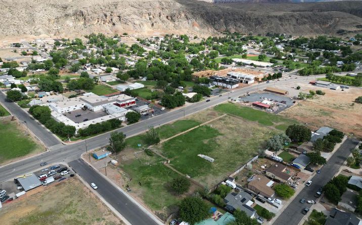 Pictures of Land property located at 199 N State St, La Verkin, UT 84745 for sales - image #1