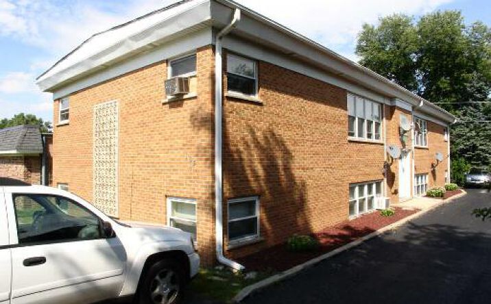 image of property at 105 S ADDISON RD Addison IL 60101-3882