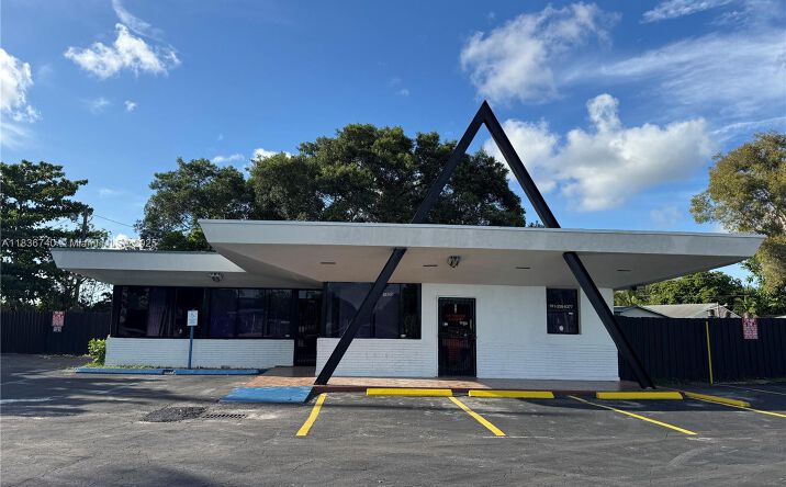 Pictures of Retail property located at 1605 NW 95th St, Miami, FL 33147 for sales - image #1