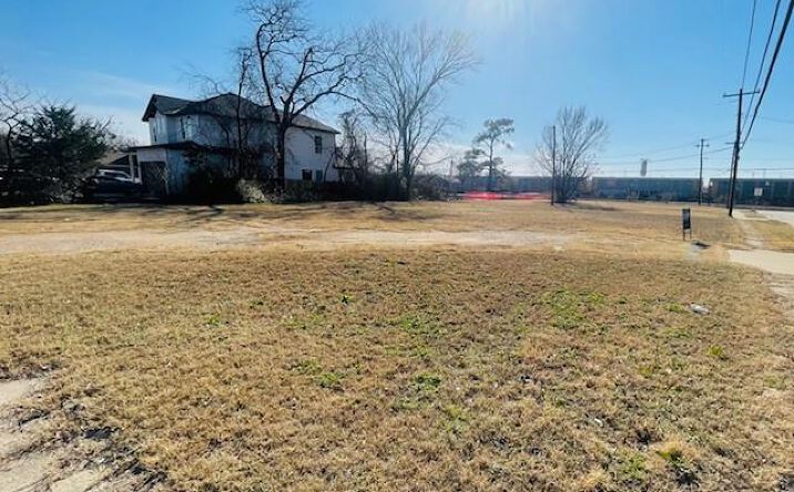 Pictures of Land property located at 7905 Ivory Lane, Dallas, TX 75216 for sales - image #1