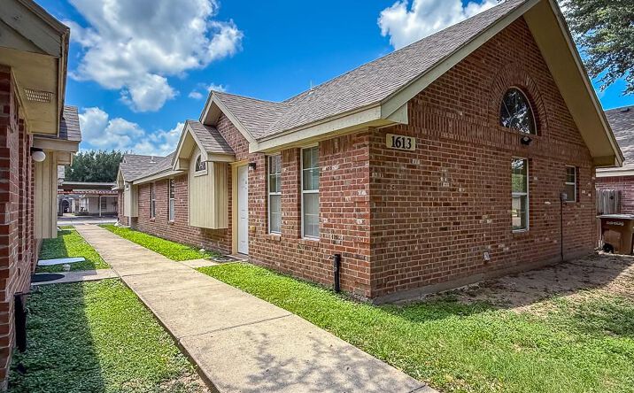 Pictures of Multifamily property located at 1613 Tampa Street, Edinburg, TX 78541 for sales - image #1