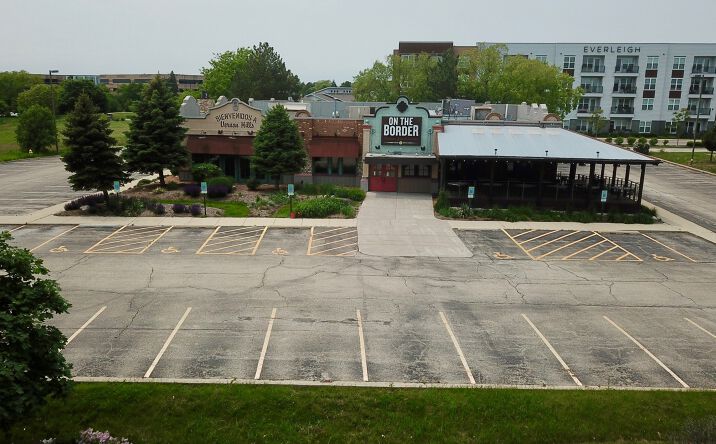 Pictures of Retail property located at 535 Lakeview Pkwy, Vernon Hills, IL 60061 for sales - image #1