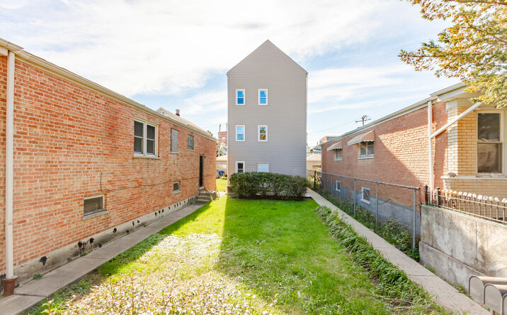 image of property at 931 W 34TH PL APT 3 Chicago IL 60608-7030