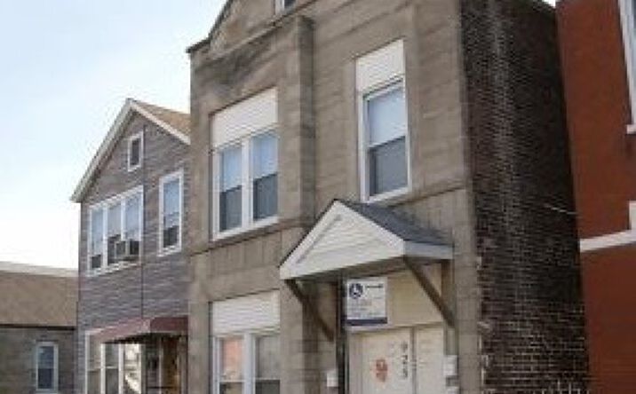 image of property at 925 W 18TH PL Chicago IL 60608-3494