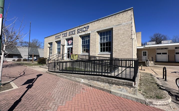 Pictures of Retail property located at 101 S Broadway St, Siloam Springs, AR 72761 for sales - image #1