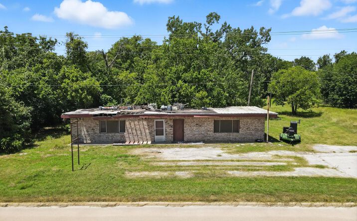 Pictures of Retail property located at 2003 Chico Hwy, Bridgeport, TX 76426 for sales - image #1