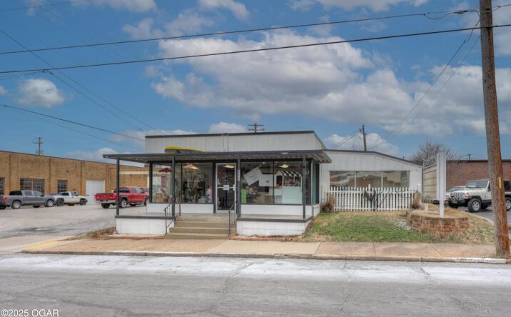 Pictures of Retail property located at 115 N College St, Neosho, MO 64850 for sales - image #1