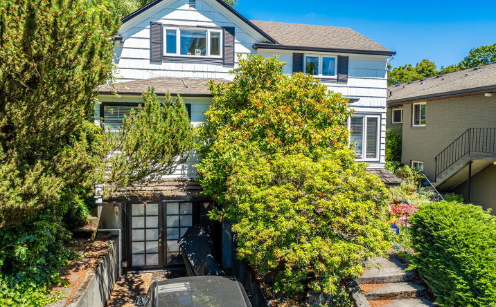 Pictures of Multifamily property located at 910 E Prospect St, Seattle, WA 98102 for sales - image #1