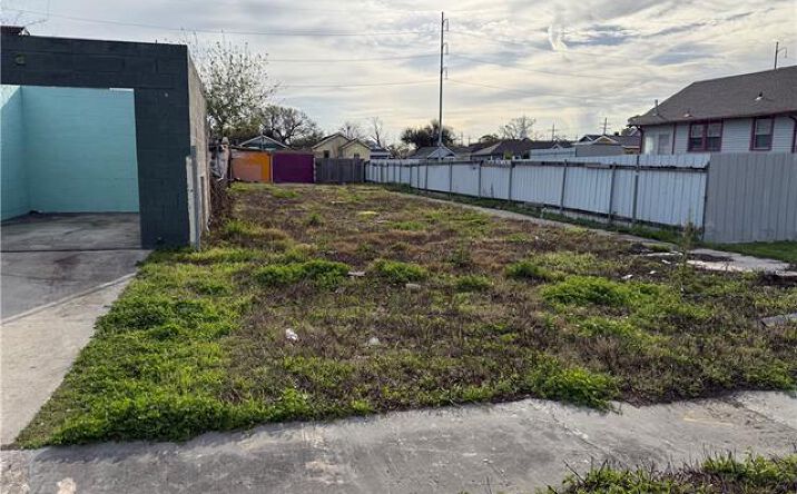 Pictures of Mixed Use, Multifamily property located at 2327 Arts St, New Orleans, LA 70117 for sales - image #1