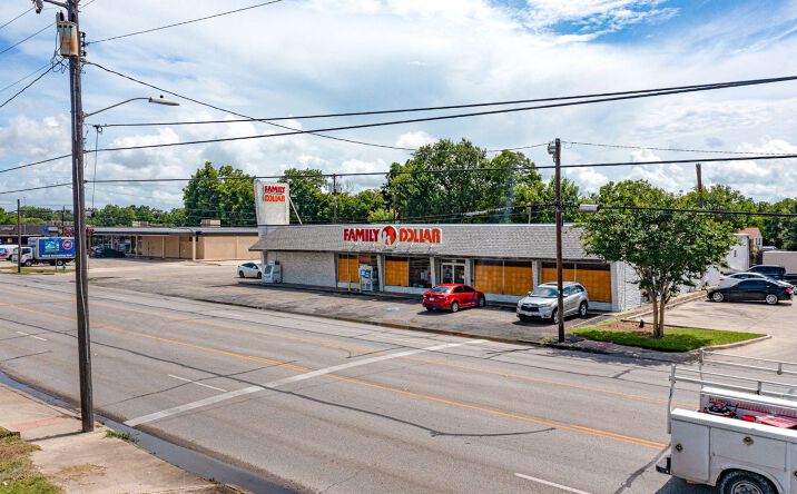 Pictures of Retail property located at 1606 N Navarro St, Victoria, TX 77901 for sales - image #1