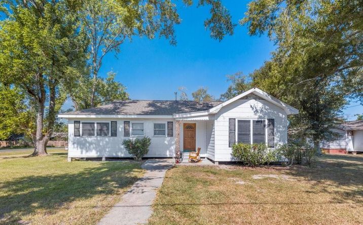 Pictures of Multifamily property located at 318 S Welty Street, Iowa, LA 70647 for sales - image #1