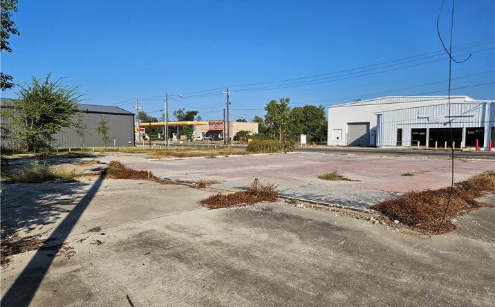 Pictures of Land property located at 319 E Napoleon Street, Sulphur, LA 70663 for sales - image #1