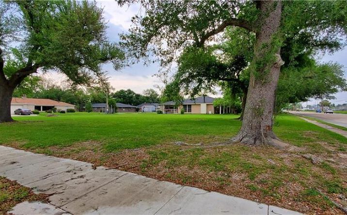 Pictures of Land property located at 0 E Prien Lake Road, Lake Charles, LA 70601 for sales - image #1
