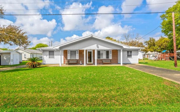 Pictures of Multifamily property located at 206 S 2nd Street, Gueydan, LA 70542 for sales - image #1