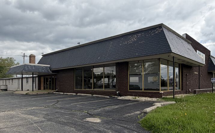 Pictures of Retail property located at 1000 W Northwest Highway, Arlington Heights, IL 60006 for sales - image #1