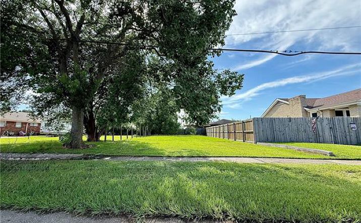 Pictures of Land property located at 308 Chalmette Ave, Chalmette, LA 70043 for sales - image #1