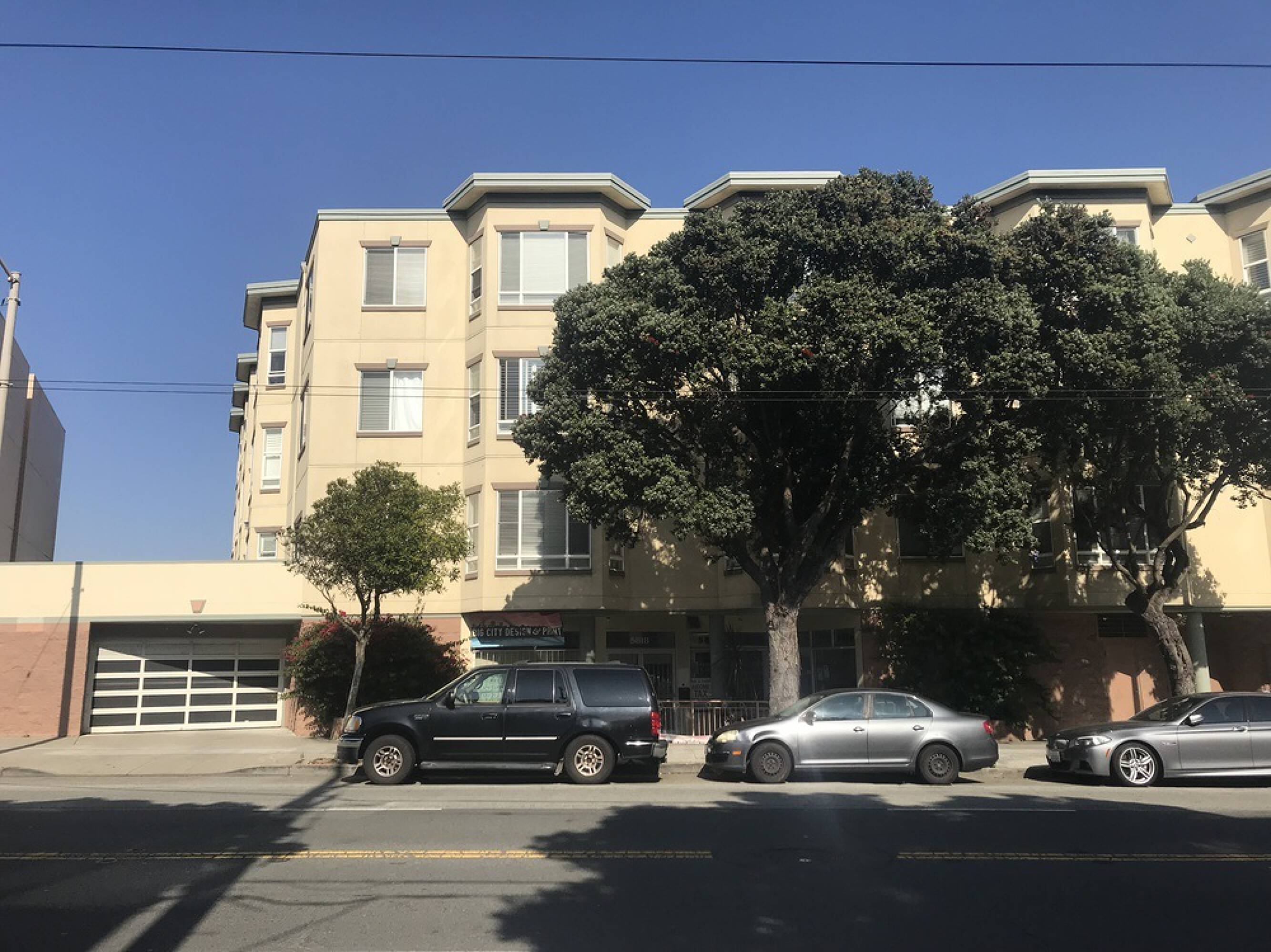 5818 Mission St  