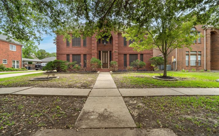 Pictures of Multifamily property located at 124 Lake Point Dr, League City, TX 77573 for sales - image #1