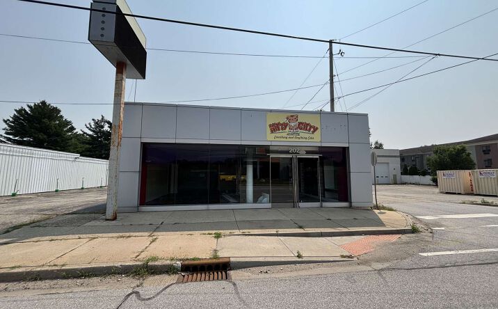 Pictures of Retail property located at 202 N Dixie Way, Roseland, IN 46637 for sales - image #1