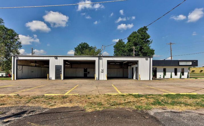 Pictures of Retail, Industrial property located at 704 E Main St, Moore, OK 73160 for sales - image #1