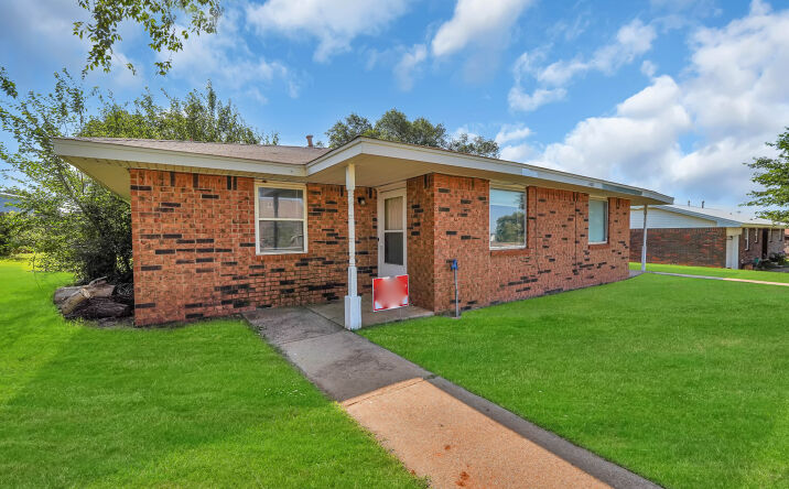 Pictures of Multifamily property located at 418 Electra St, Sayre, OK 73662 for sales - image #1