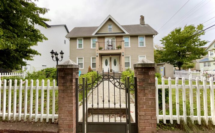 Pictures of Multifamily property located at 886 Delafield Avenue, Staten Island, NY 10310 for sales - image #1