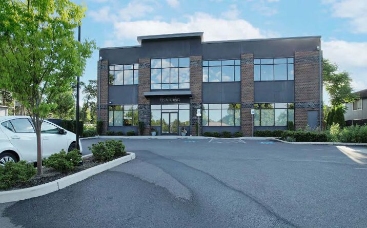 Pictures of Office property located at 735 E Clarendon St, Gladstone, OR 97027 for sales - image #1