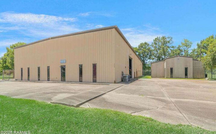 Pictures of Industrial property located at 229 Distribution Drive, Lafayette, LA 70507 for sales - image #1