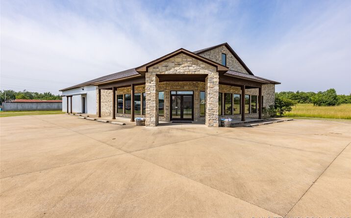 Pictures of Mixed Use, Office, Retail property located at 1910 E Jackson Street, Hugo, OK 74743 for sales - image #1