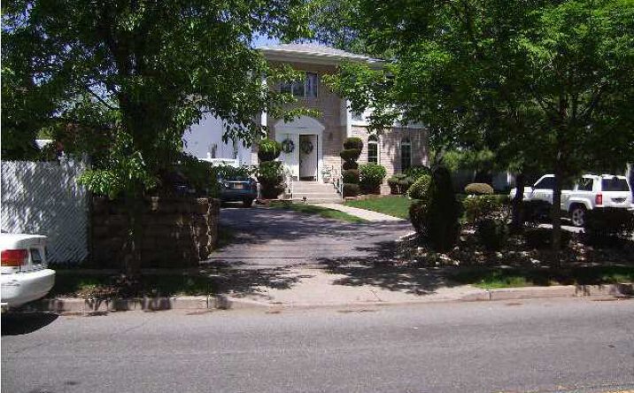 image of property at 5041 AMBOY RD Staten Island NY 10312-4831