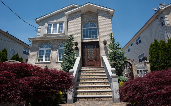 image of property at 1524 DRUMGOOLE RD W Staten Island NY 10312-2605