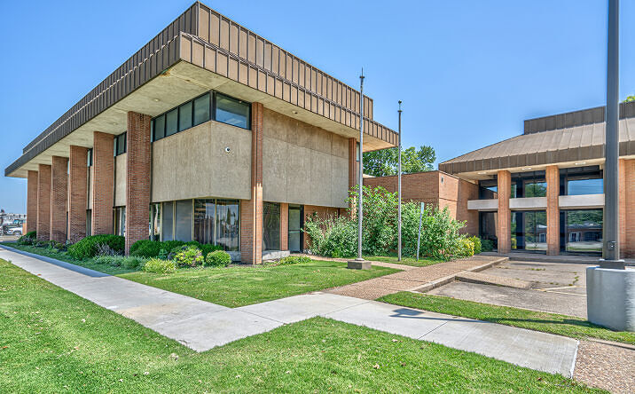 Pictures of Special Purpose property located at 5950 E Admiral Pl, Tulsa, OK 74115 for sales - image #1