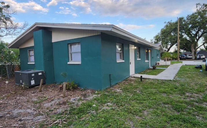 Pictures of Multifamily property located at 3147 Economy, Fort Myers, FL 33916 for sales - image #1