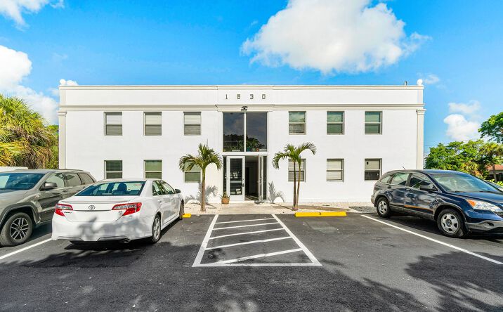 Pictures of Multifamily property located at 1530 Crescent Cir, West Palm Beach, FL 33403 for sales - image #1