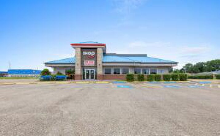 Pictures of Retail property located at 2601 Admiral King St, Lake Charles, LA 70615 for sales - image #1
