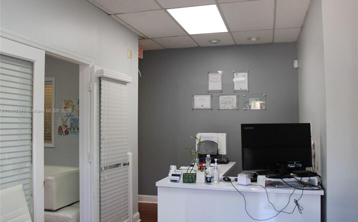Pictures of Office property located at 109, Miami Lakes, FL 33016 for sales - image #1