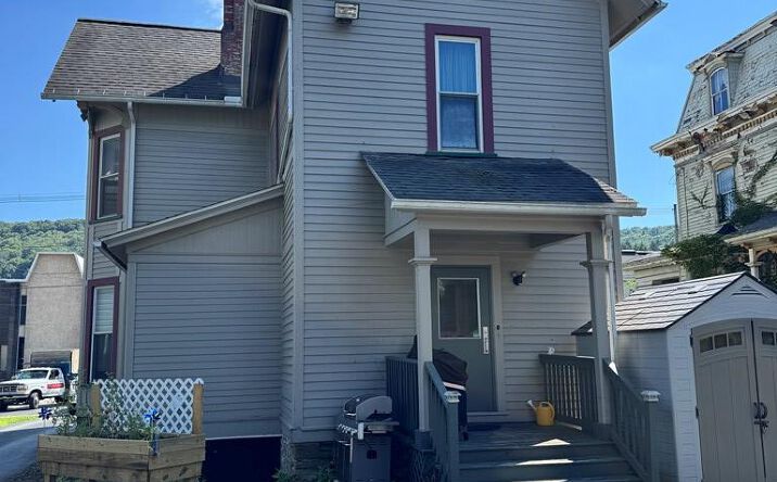 Pictures of Retail, Multifamily property located at 1412 Liberty St, Franklin, PA 16323 for sales - image #1