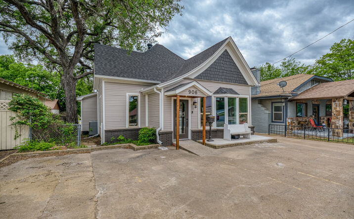 Pictures of Office, Retail property located at 906 E Hubbard St, Mineral Wells, TX 76067 for sales - image #1
