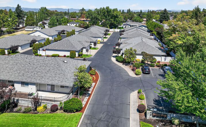 Pictures of Multifamily property located at 1221 Skeeters Ln, Medford, OR 97504 for sales - image #1