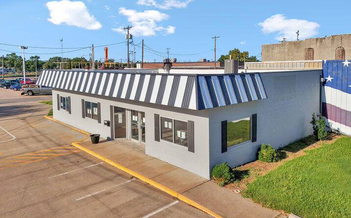 Pictures of Mixed Use, Office, Retail property located at 115 W 5th St, Newton, KS 67114 for sales - image #1