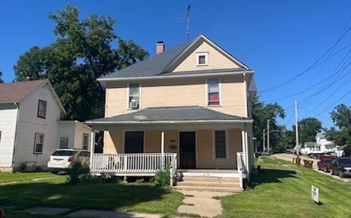 Pictures of Multifamily property located at 1002 Oak Avenue S, Freeport, IL 61032 for sales - image #1